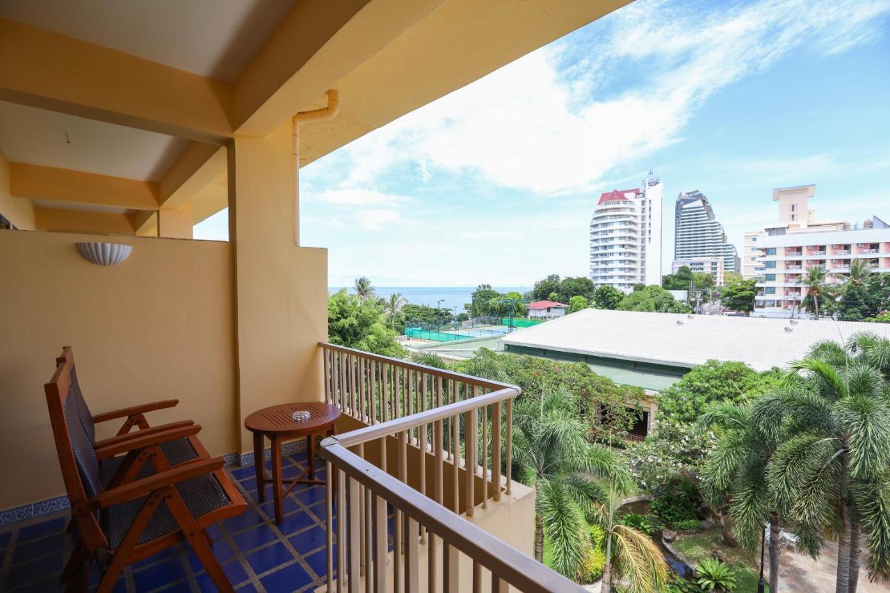 Dusit Thani Pattaya Εξωτερικό φωτογραφία A balcony