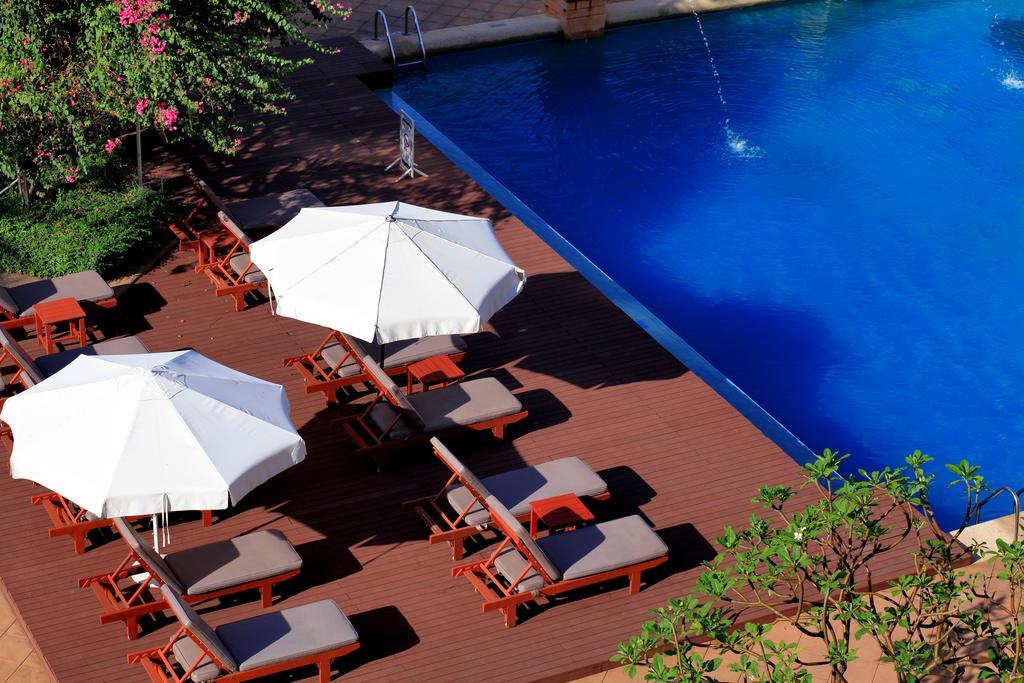 Dusit Thani Pattaya Εξωτερικό φωτογραφία Hotel's swimming pool